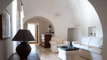 Smart-TV, Kamin, Bücher, Stereoanlage