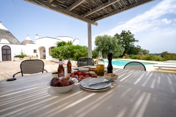 Outdoor dining - Trullo in olive grove with amazing view, A/C and private pool – family friendly (Ceglie Messapica)