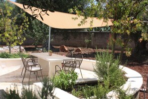 Outdoor dining - Trullo in olive grove with amazing view, A/C and private pool – family friendly (Ceglie Messapica)