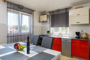 Fridge, oven, stovetop, coffee/tea maker - Livin Large in Liznjan, Sea view, near Medulin - Apt. 2 (Ližnjan)