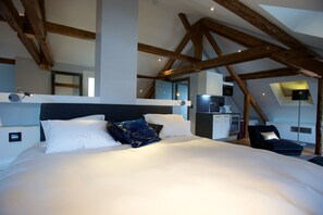 7 bedrooms, in-room safe, iron/ironing board, free WiFi