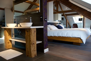 7 chambres, coffres-forts dans les chambres, fer et planche à repasser