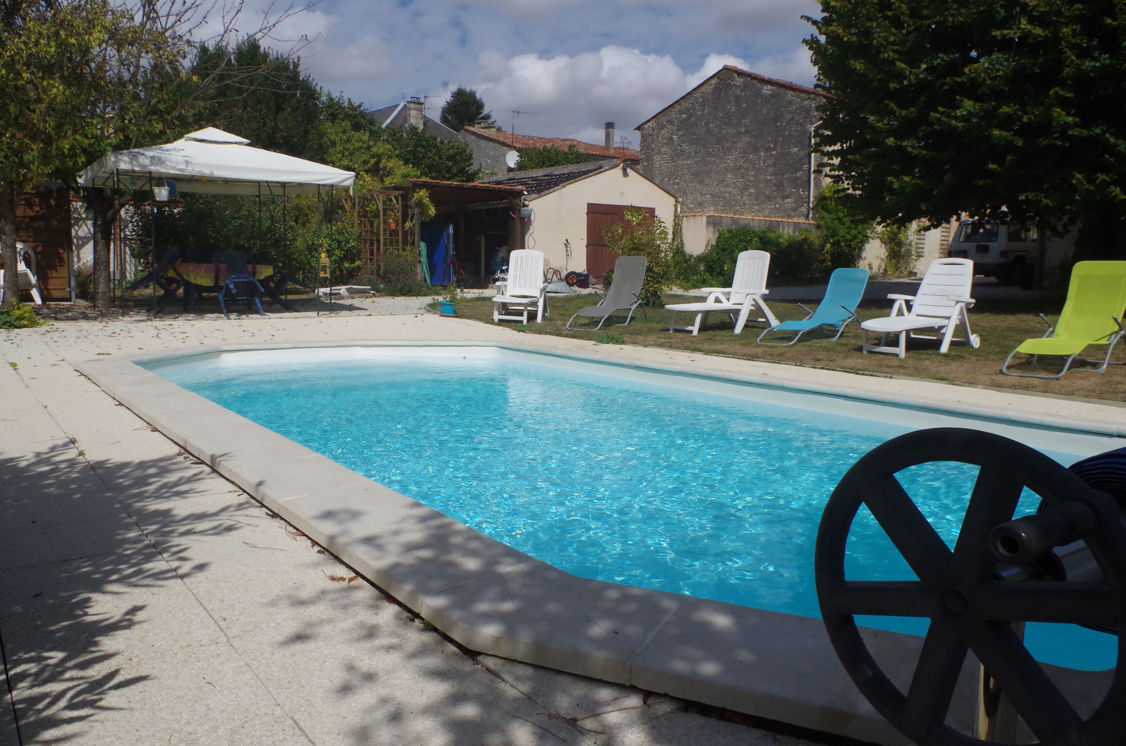 Piscine extérieure (ouverte en saison), parasols de plage