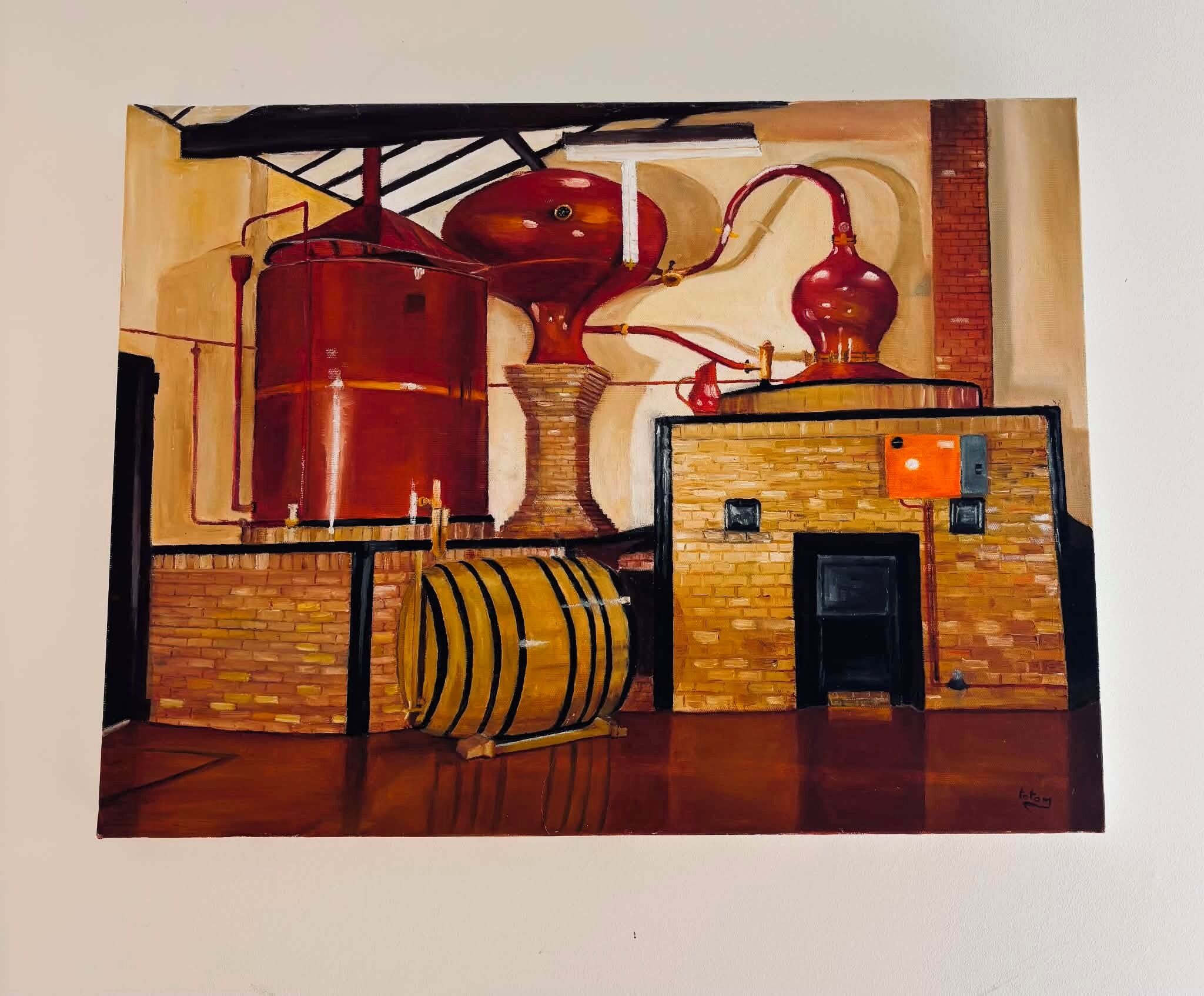 Een kamer met een bakstenen muur, een houten vat en een rood destillatieapparaat.