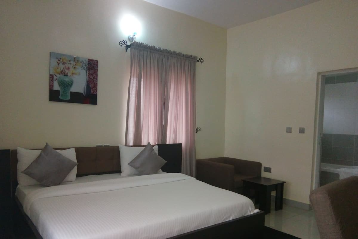 In-room safe, desk, laptop workspace, free WiFi