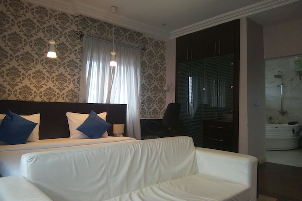 Caja de seguridad en la habitación y decoración personalizada