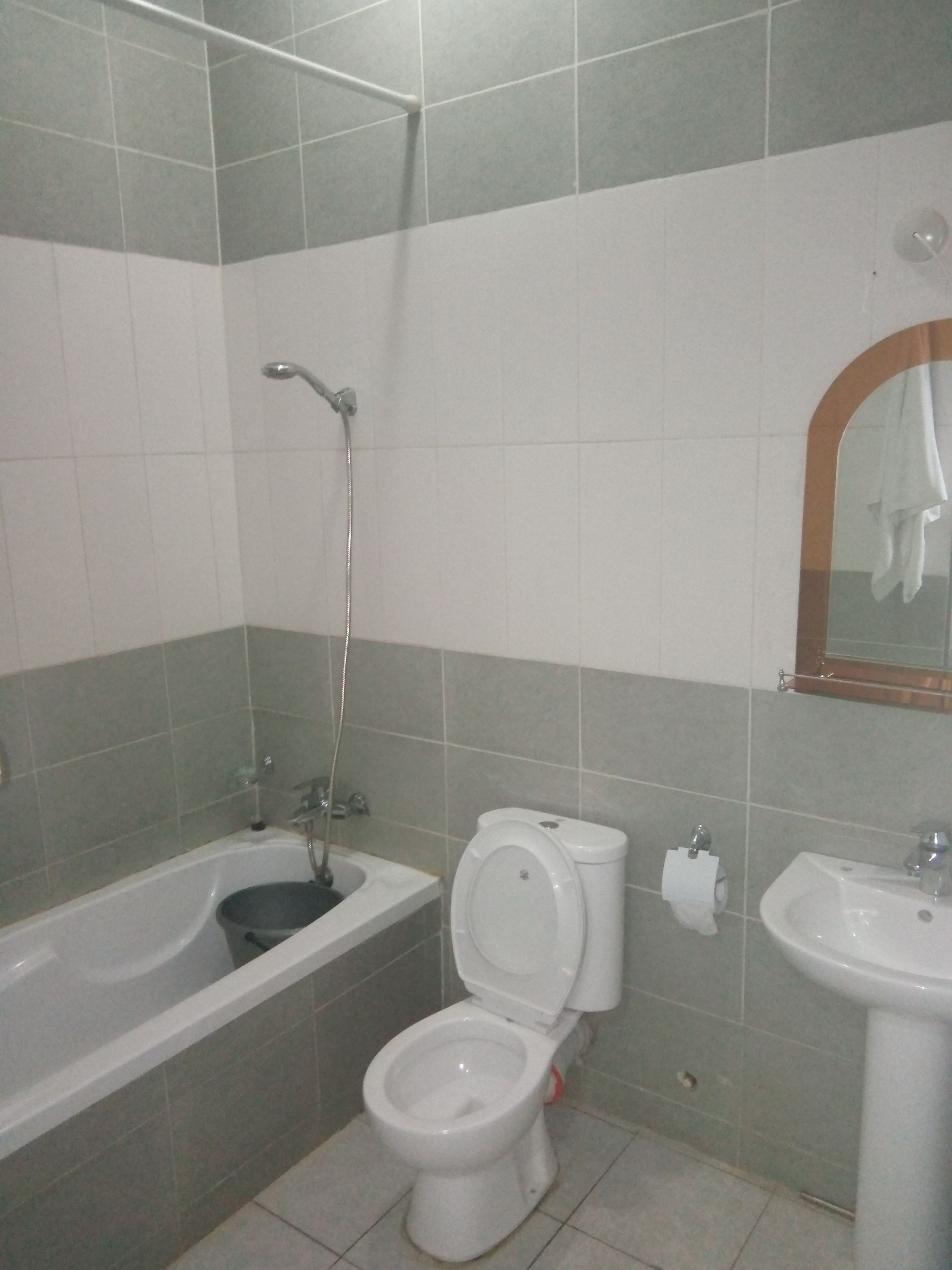 Une salle de bain avec une baignoire, des toilettes et un lavabo.