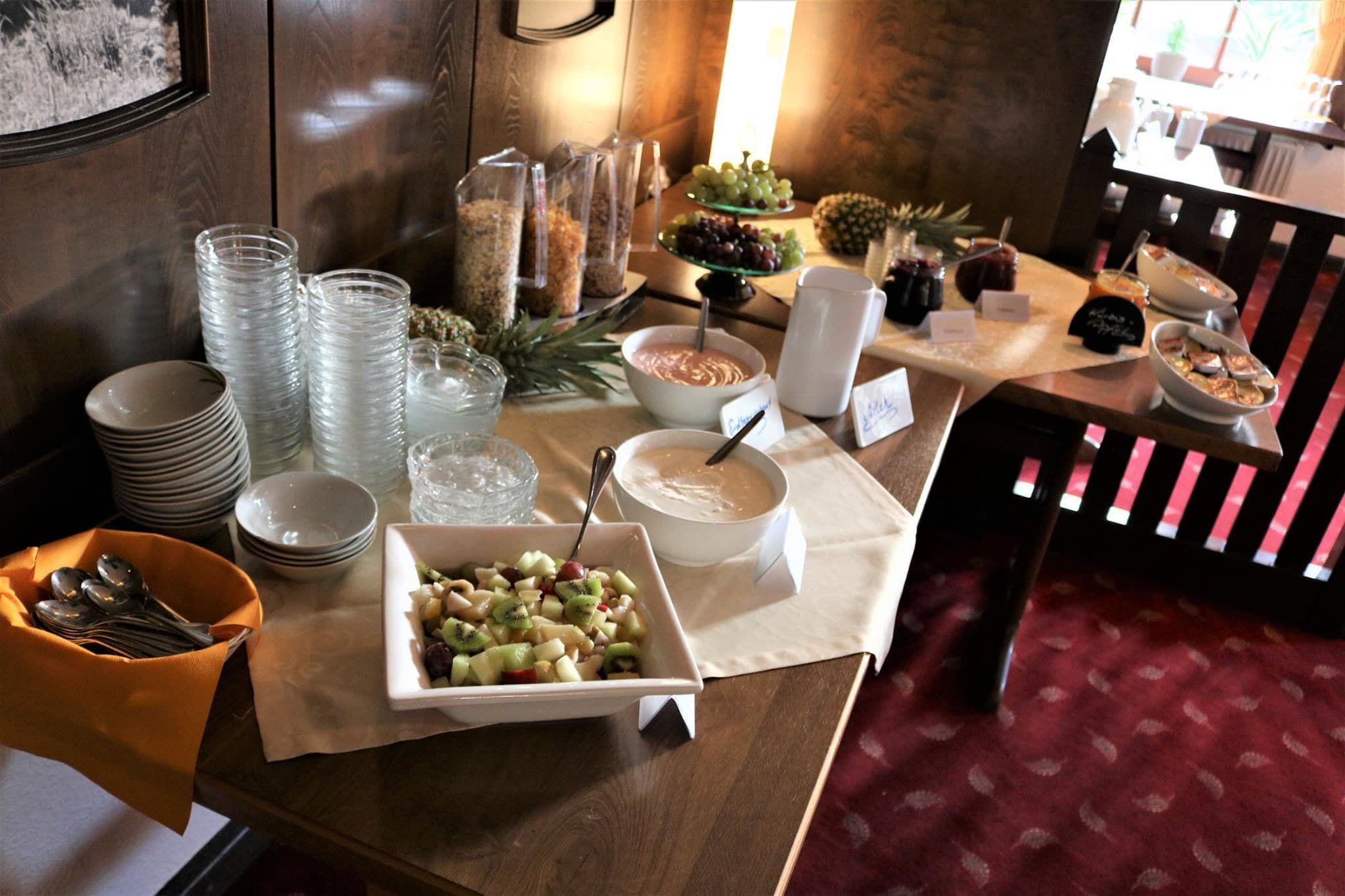 بوفيه فطور مجانًا يوميًا