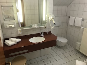 Bathroom - Hotel Zwei Linden - links der Elbe (Balje)