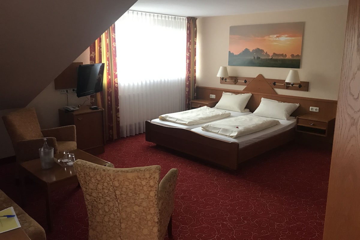 Premium tweepersoonskamer | Een bureau, gratis babybedden, extra bedden (toeslag), gratis wifi