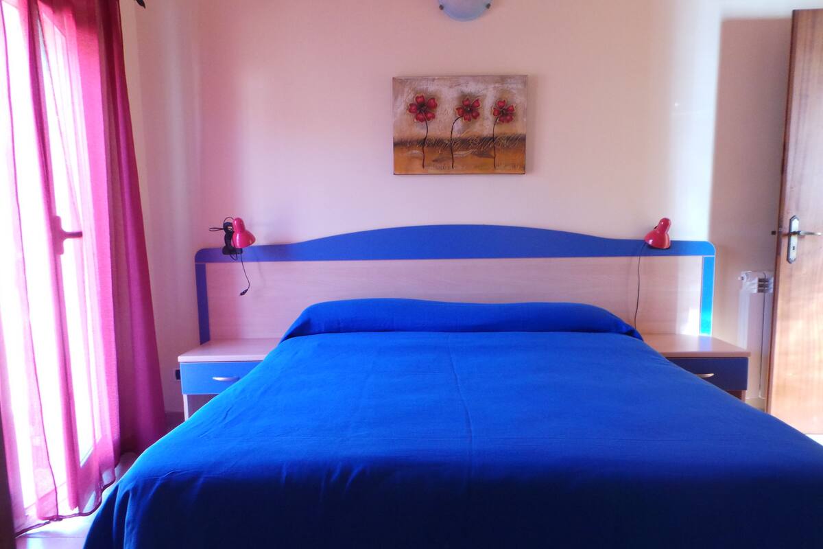 Chambre double ou avec lits jumeaux, vue sur la ville | Bureau, rideaux d’obscurcissement, accès au Wi-Fi (inclus)