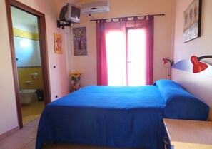 Chambre double ou avec lits jumeaux, vue sur la ville | Bureau, rideaux d’obscurcissement, accès au Wi-Fi (inclus)
