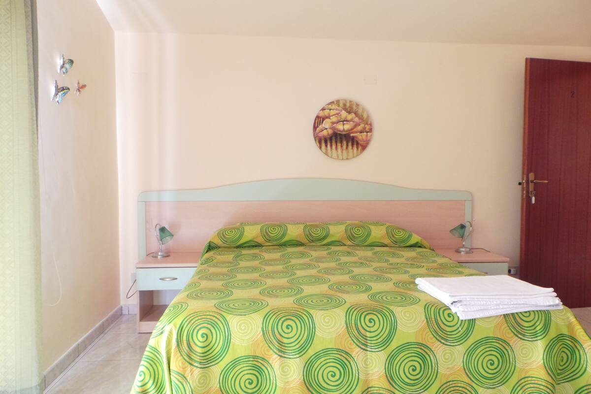 Chambre double ou avec lits jumeaux, terrasse | Bureau, rideaux d’obscurcissement, accès au Wi-Fi (inclus)