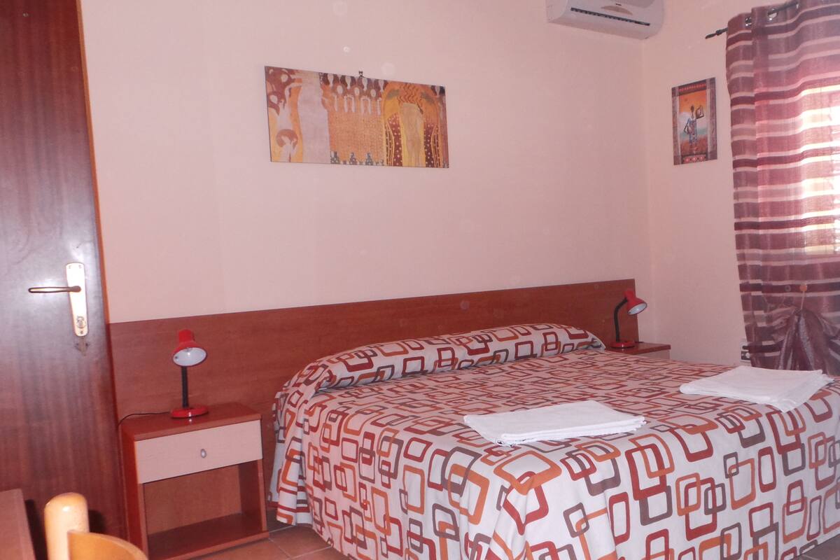 Chambre quadruple, balcon, vue sur la ville | Bureau, rideaux d’obscurcissement, accès au Wi-Fi (inclus)