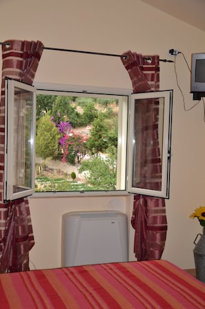 Chambre quadruple, balcon, vue sur la ville | Bureau, rideaux d’obscurcissement, accès au Wi-Fi (inclus)