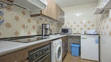 Een koelkast, een magnetron, een oven, een kookplaat