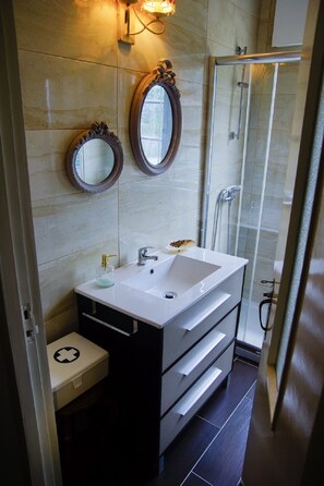 Secador de pelo, toallas, jabón y papel higiénico