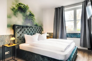 Habitació quàdruple Comfort | Escriptori, cortines opaques, wifi gratuïta i roba de llit 