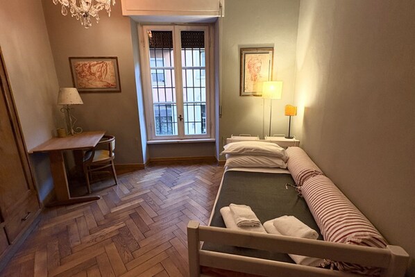 3 chambres, fer et planche à repasser, Wi-Fi, draps fournis