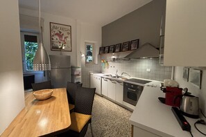 Fridge, oven, stovetop, dishwasher