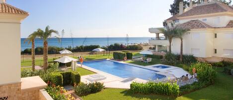 Utomhuspool och uppvärmd pool