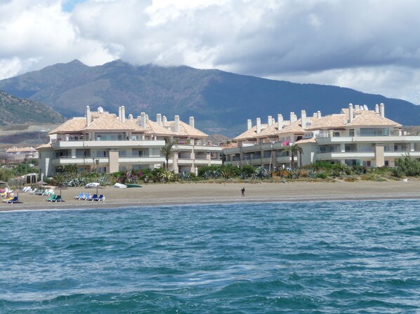 Plage, chaises longues, serviettes de plage