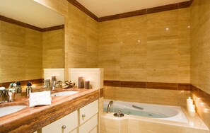 Combined shower/bathtub, jetted bath, hair dryer, towels