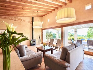 تلفزيون، مدفأة، تنس طاولة