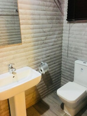 Separate tub and shower, deep soaking tub, rainfall showerhead