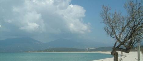 Plage à proximité, chaises longues