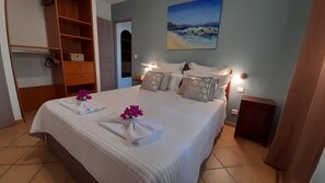 1 bedroom, in-room safe, iron/ironing board, travel cot