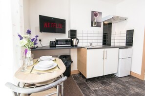 Studio, 1 Double Bed | Private kitchen | Full-sized fridge, microwave, oven, electric kettle - Snooze Apartments Flat 51 (Bradford)