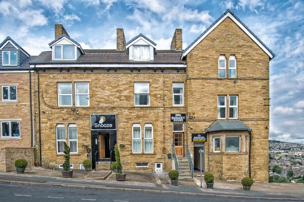 Front of property - Snooze Apartments Flat 51 (Bradford)