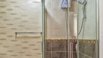Estudio, 1 cama doble | Baño | Ducha, artículos de higiene personal gratuitos y secador de pelo