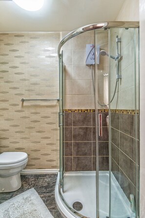 Studio, 1 Double Bed | Bathroom | Shower, free toiletries, hair dryer, towels - Snooze Apartments Flat 51 (Bradford)