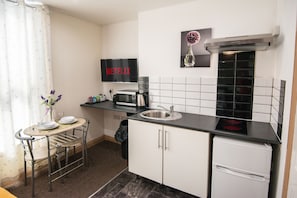 Studio, 1 Double Bed | Private kitchen