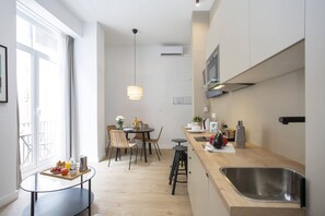 Frigorifero, microonde, forno, piano cottura