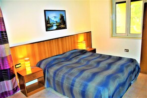 4 bedrooms, desk, iron/ironing board, free WiFi