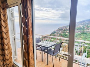 Outdoor dining - Loreto Rose | Panoramic Ocean and Mountain View (Arco da Calheta)