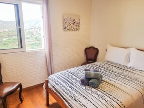 3 bedrooms, iron/ironing board, WiFi, bed sheets
