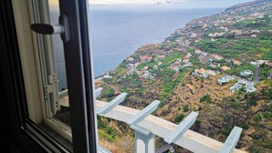 Eine Küstenstadt mit Blick auf das Meer und einer Brücke.