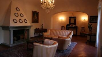 TV, caminetto, lettore DVD, impianto stereo