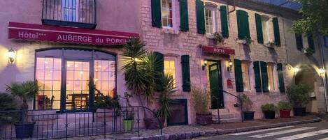 A building with a sign reading 'Hotel Auberge du Porche'.