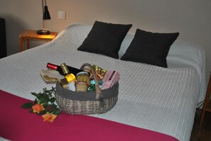 Premium bedding, memory-foam beds, minibar, individually decorated - Auberge du Porche (Blaye)
