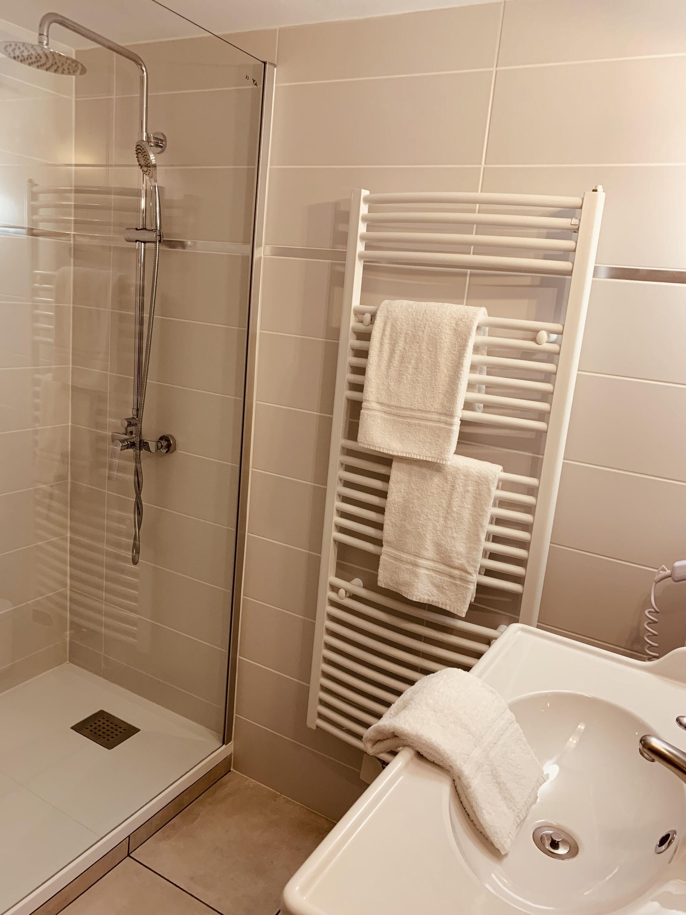 comfort double or twin room, 3 bedrooms | bathroom | free toiletries, hair dryer, towels