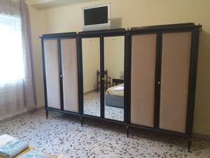 4 bedrooms, iron/ironing board, free WiFi, bed sheets - Stately apartment (Messina)