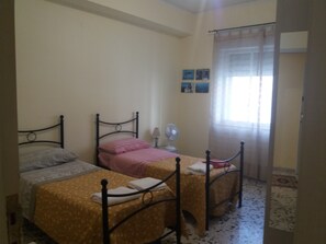 4 bedrooms, iron/ironing board, free WiFi, bed sheets - Stately apartment (Messina)