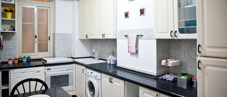 Fridge, oven, stovetop, dishwasher