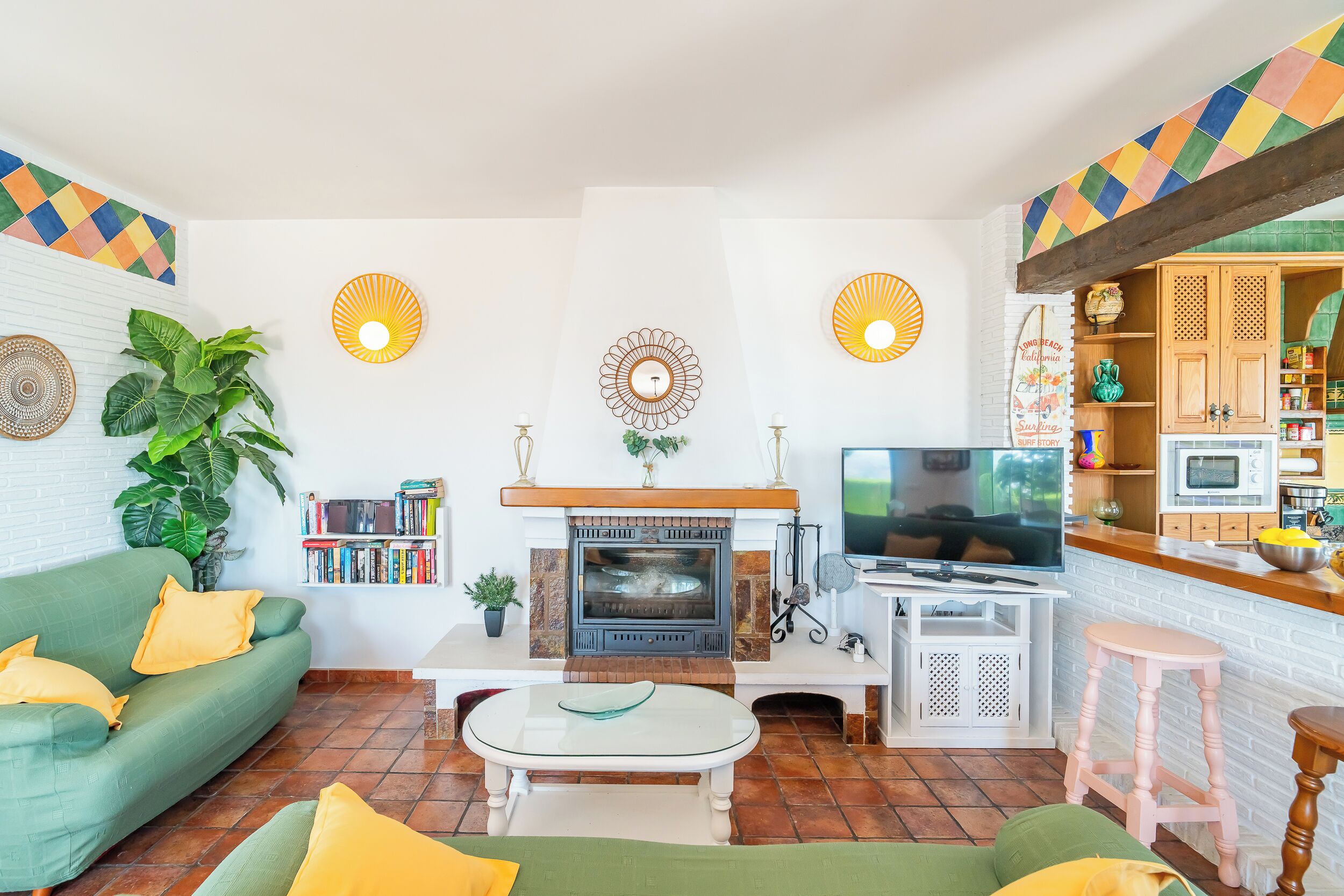Una Smart TV, una chimenea, una mesa de tenis de mesa, libros
