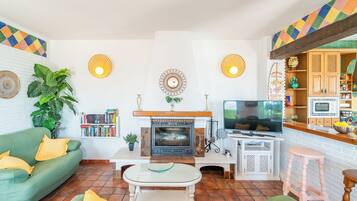 Una Smart TV, una chimenea, una mesa de tenis de mesa, libros